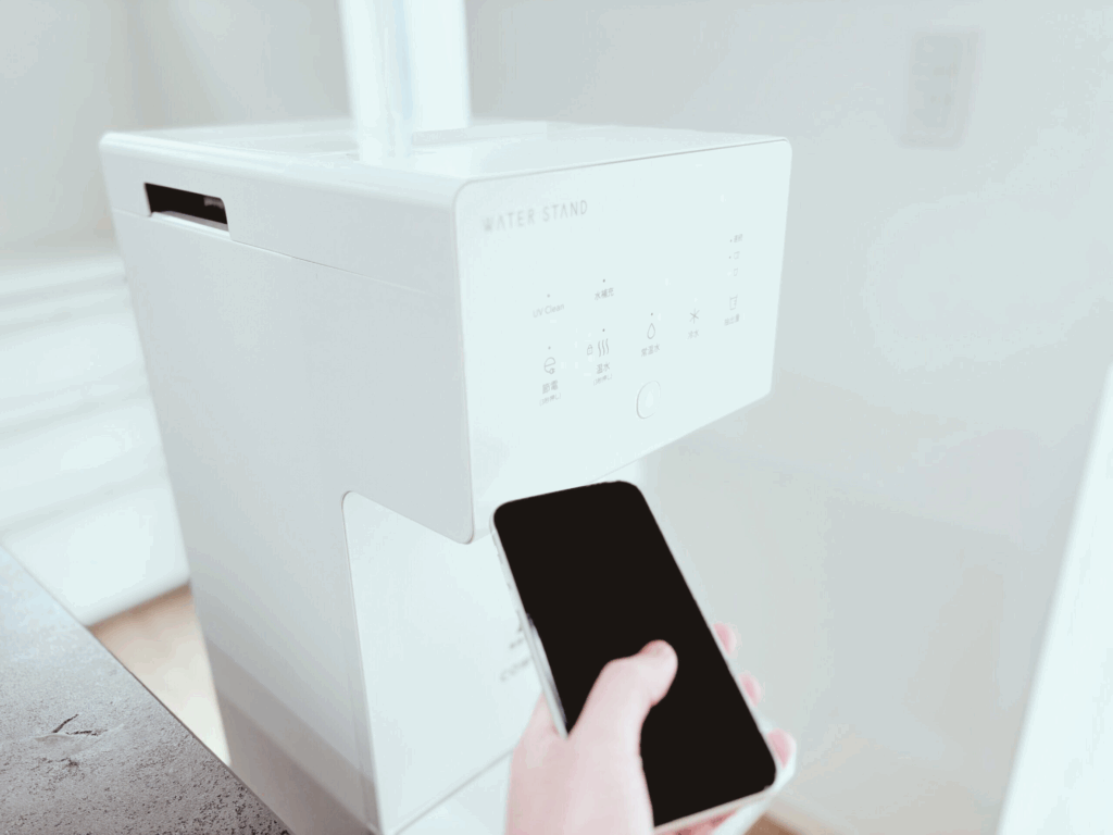 ウォータースタンドの前で電話する実際の画像