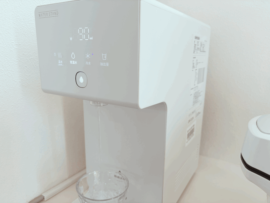 ウォータースタンドからコップに水が抽出されている画像