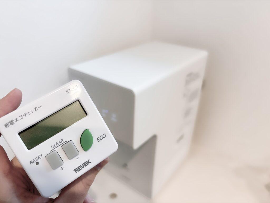 ウォータースタンド 電気代:エコチェッカーと一緒に撮影した画像