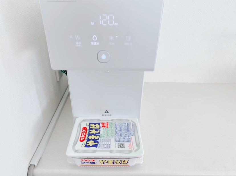 ウォータースタンド アイコンの受け皿にペヤング焼きそばを置いてサイズ感をわかりやすくした画像