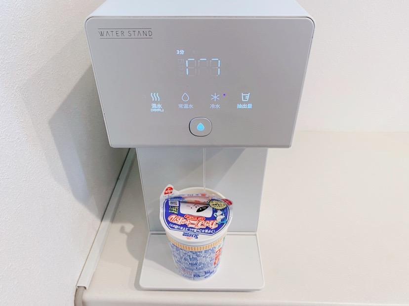 ウォータースタンド 温水でカップラーメンを作る画像