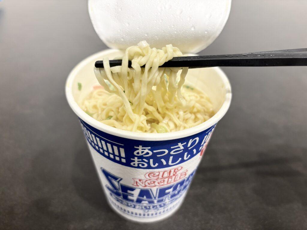 ウォータースタンドでカップ麺を作っている画像