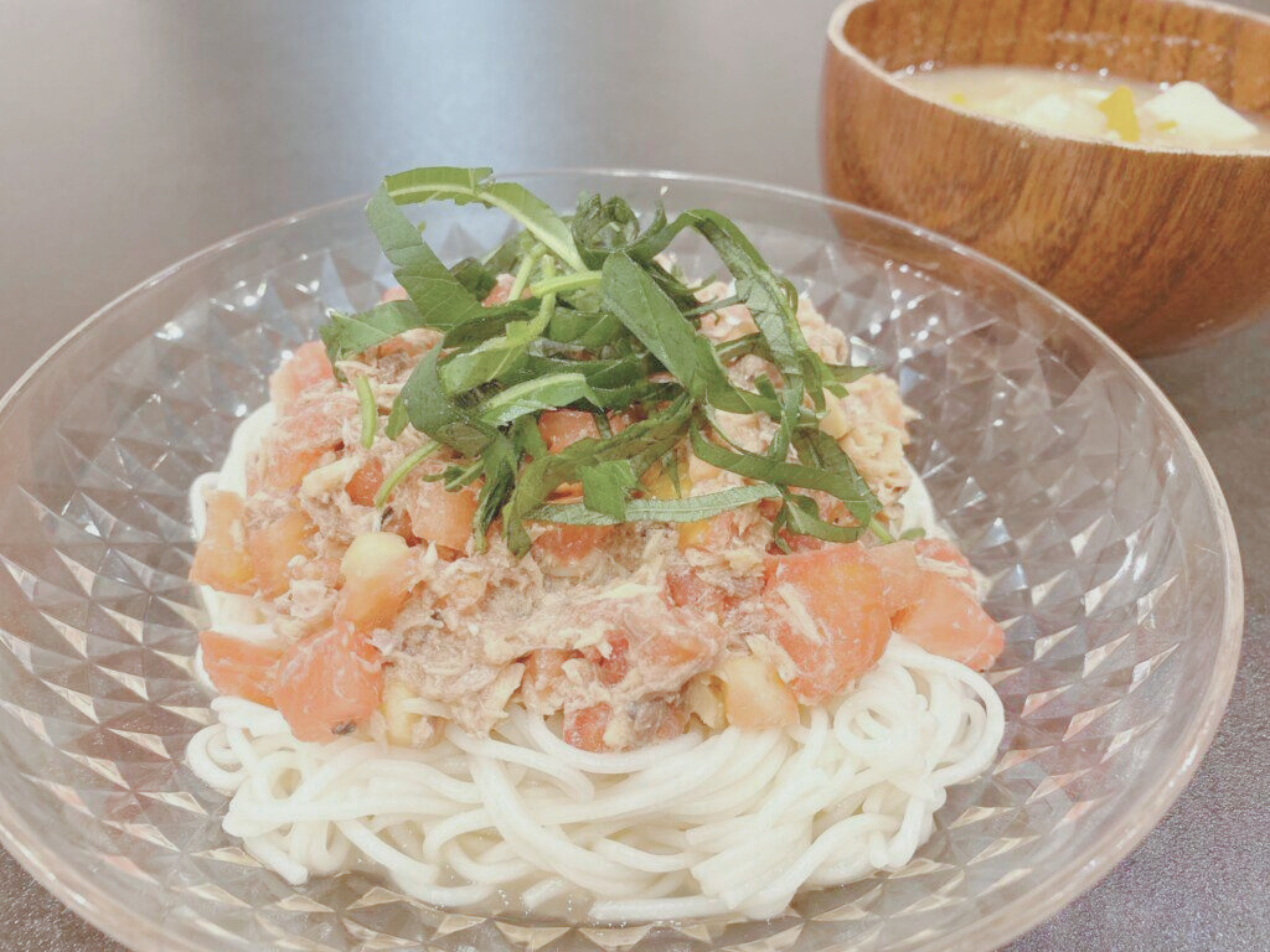ウォータースタンド ピュアライフ の水を使って麺の粗熱を取る様子