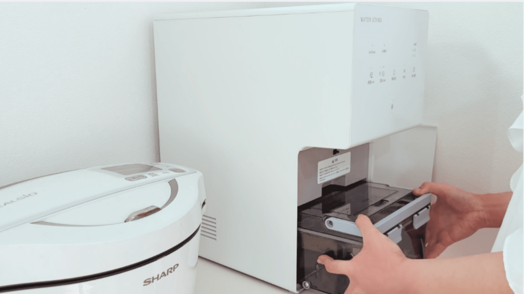 ウォータースタンド ピュアライフ S 給水タンクを本体に入れようとしているところを撮影した画像