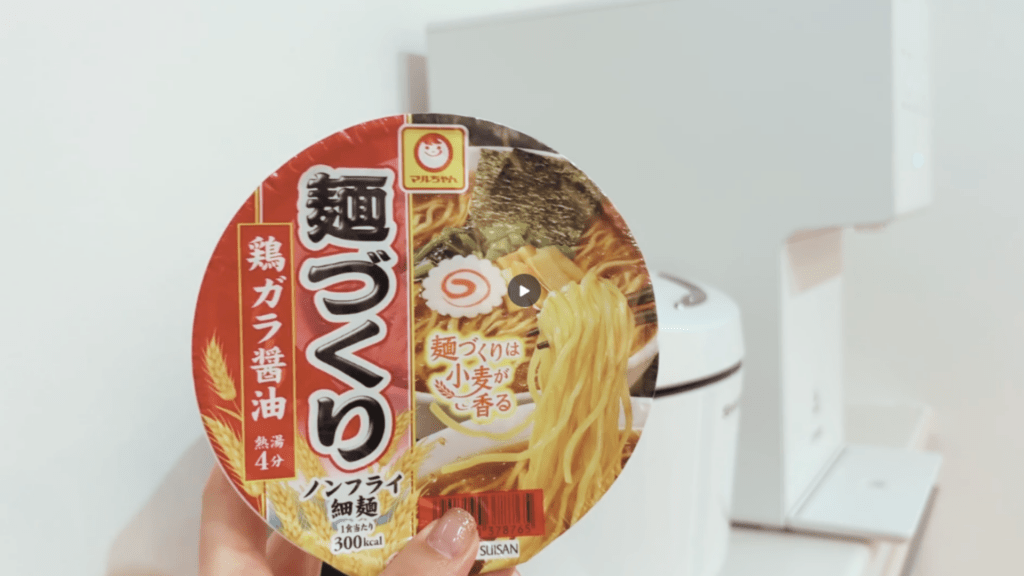 ウォータースタンド ピュアライフ S カップラーメンと一緒に撮影した実際の画像