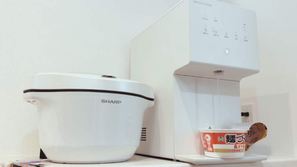 ウォータースタンド ピュアライフ S カップラーメンにお湯を抽出している様子を撮影した画像