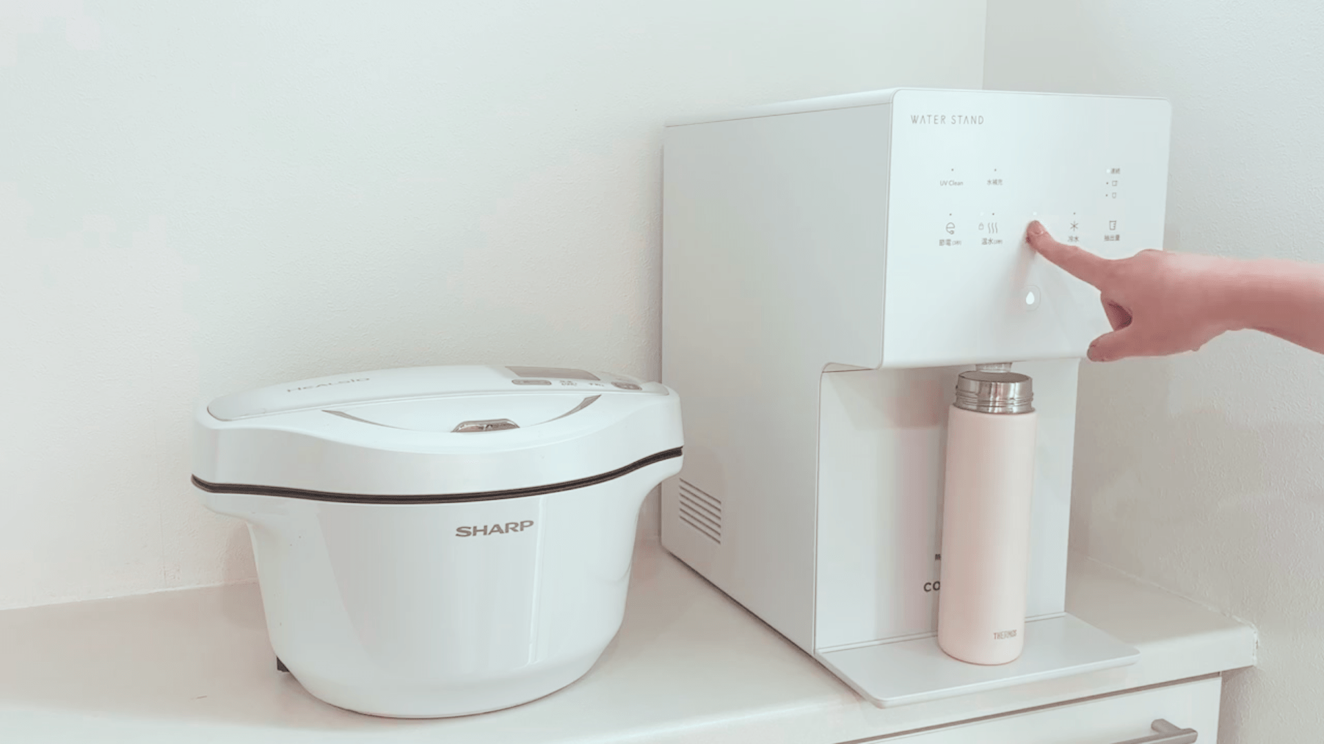 ウォータースタンドピュアライフSで水筒に水を注ぐ画像