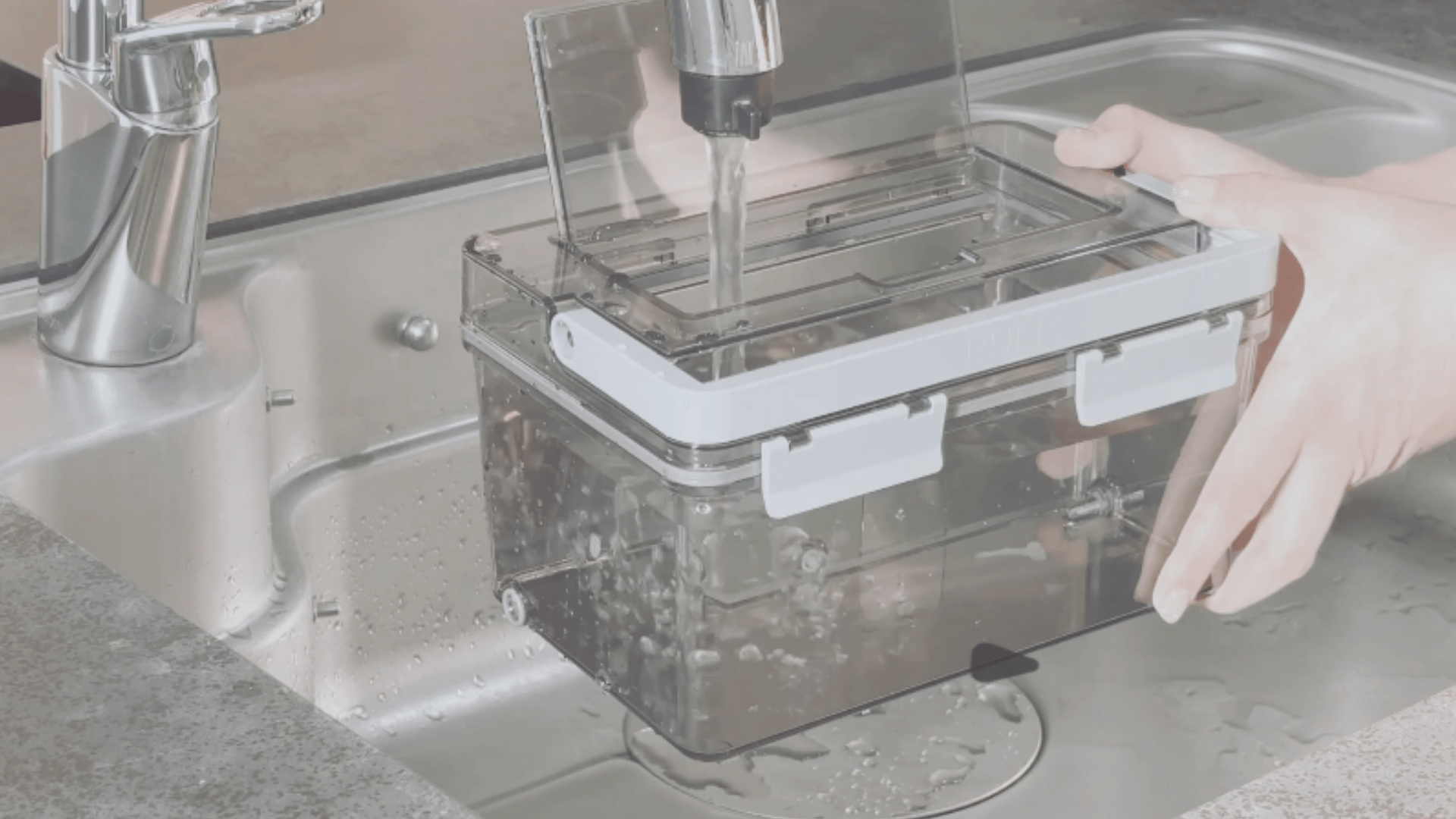 ウォータースタンドピュアライフSの給水タンクに水を給水する画像